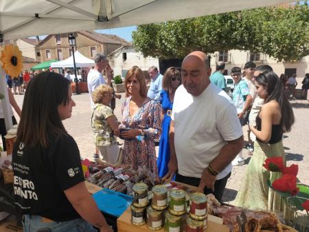 Imagen Torreiglesias estrena su Feria de las Flores con una gran respuesta del público en la tercera parada de la Caravana de Alimentos de...